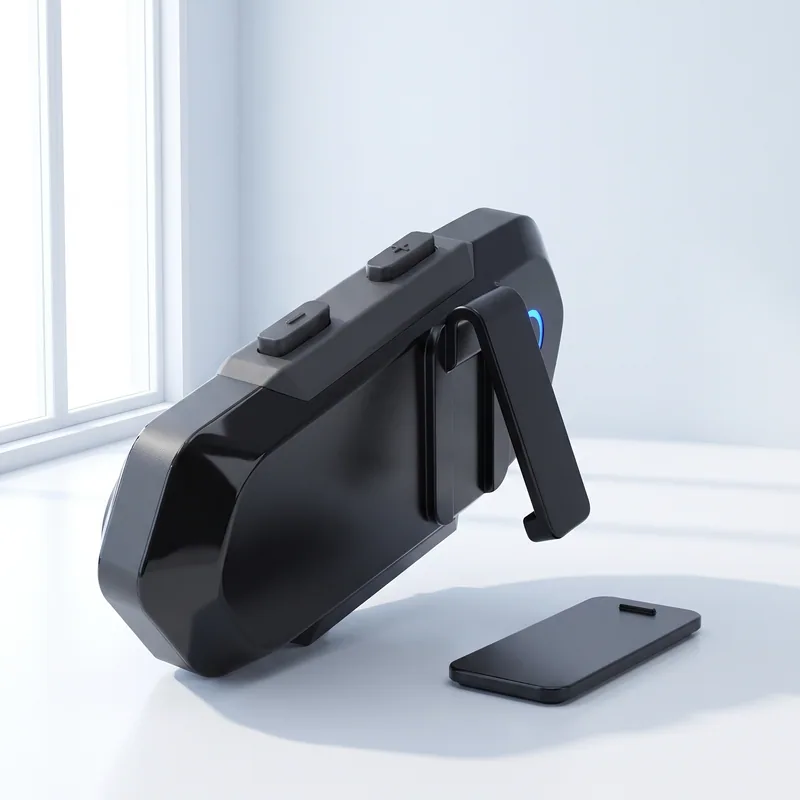 Arrière du boîtier d'intercom montrant la base à clip, vu de trois quarts